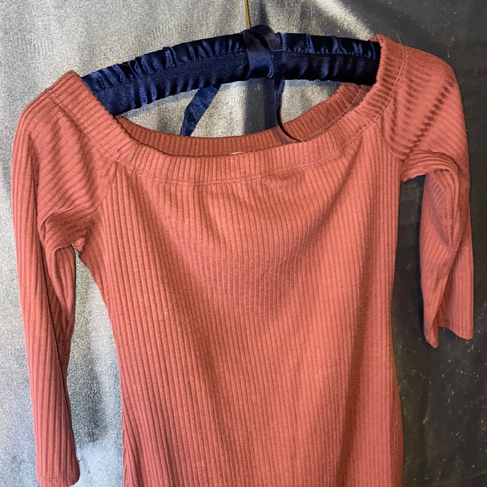 Best for small adults 5’6 for the bottom layer to reach above the knees.
